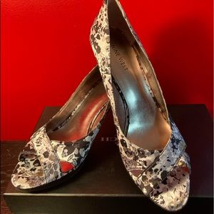 Peep toe silk pumps
